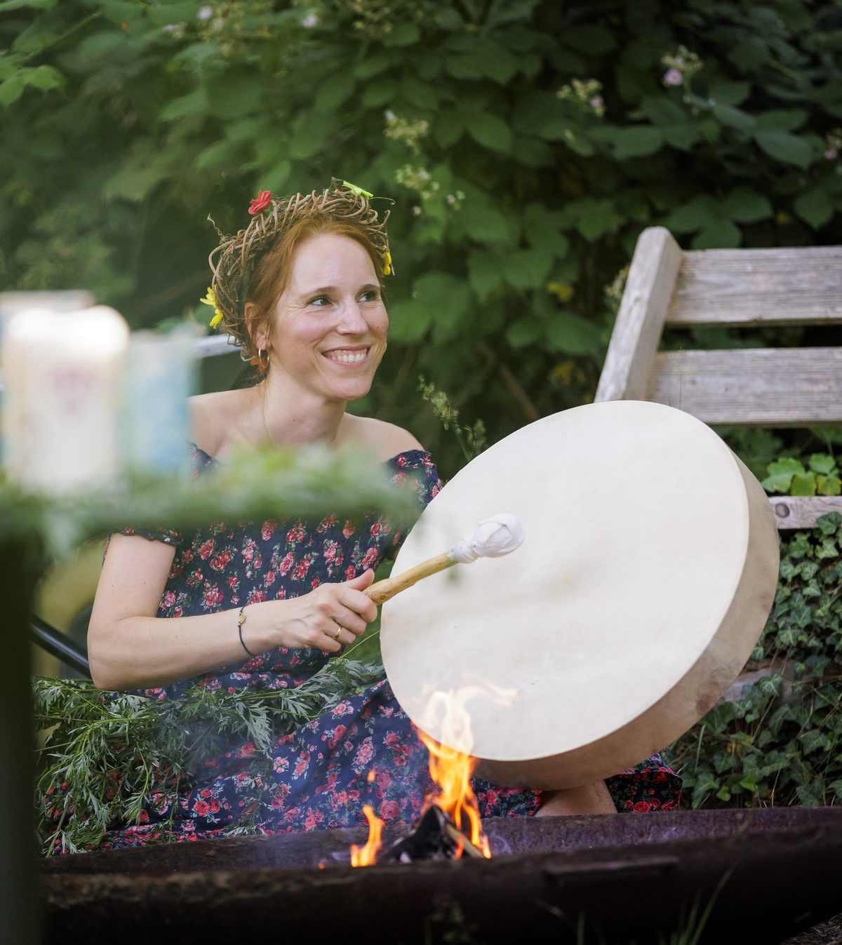 Melanie Köhler mit der Rahmentrommel am Feuer