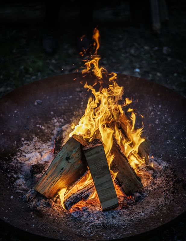 Loderndes Feuer in der Feuerschale