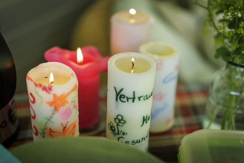 Selbst bemalte Kerzen mit den Worten Vertrauen und Gesundheit
