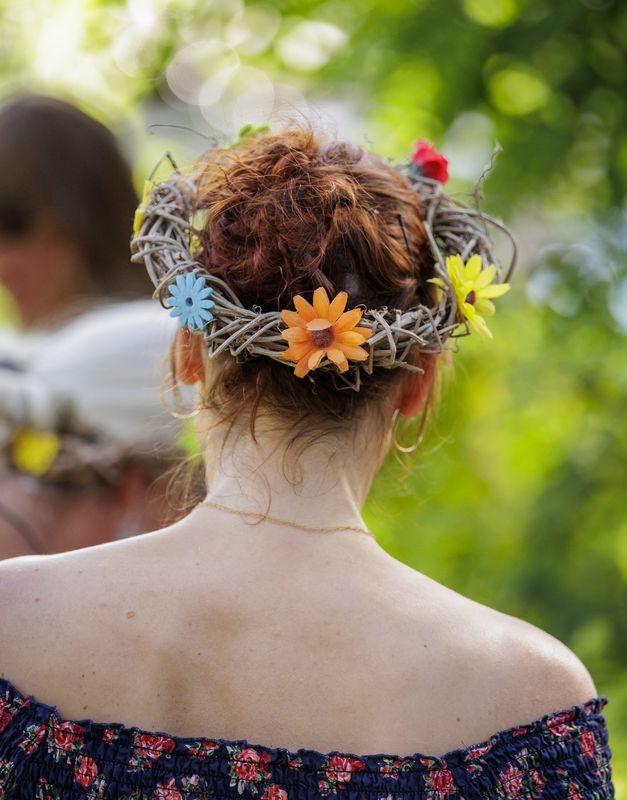 Blumenkranz im Haar, von hinten fotografiert