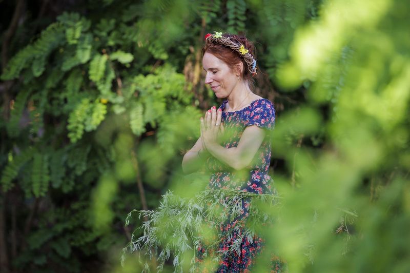 Melanie mit zusammengelegten Händen im Grünen