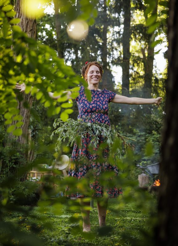 Melanie mit weit geöffneten Armen im Wald