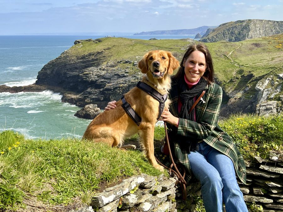 Melanie mit ihrem Hund Lucy an der Steilküste in England