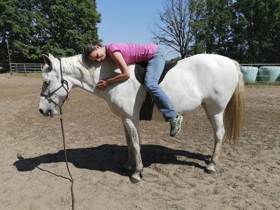 Melanie mit einem weißen Pferd